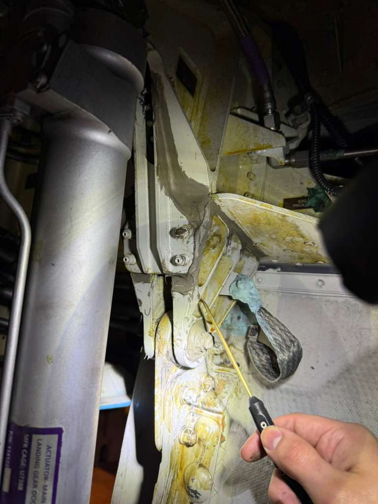 Line maintenance landing gear bay — AERODINAMIX